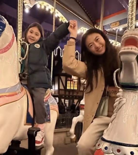 陳冠希到迪士尼度假，妻子女兒牽手坐旋轉木馬，Alaia長相隨媽媽