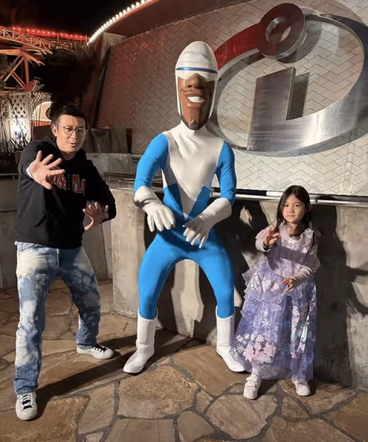 陳冠希到迪士尼度假，妻子女兒牽手坐旋轉木馬，Alaia長相隨媽媽