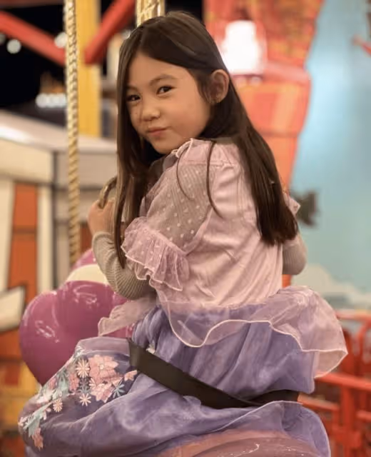 陳冠希到迪士尼度假，妻子女兒牽手坐旋轉木馬，Alaia長相隨媽媽