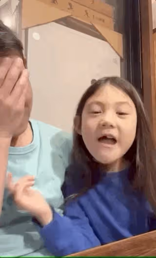 陳冠希到迪士尼度假，妻子女兒牽手坐旋轉木馬，Alaia長相隨媽媽