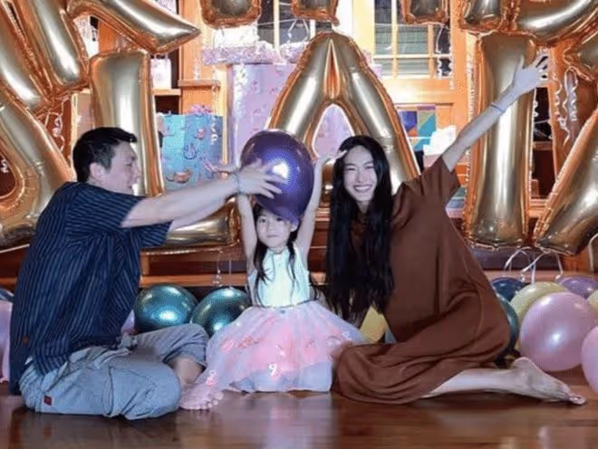 陳冠希到迪士尼度假，妻子女兒牽手坐旋轉木馬，Alaia長相隨媽媽