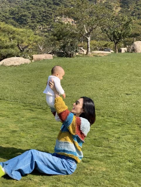 李亞鵬小女兒正面照曝光，軟萌可愛像爸爸，妻子被贊比王菲好看