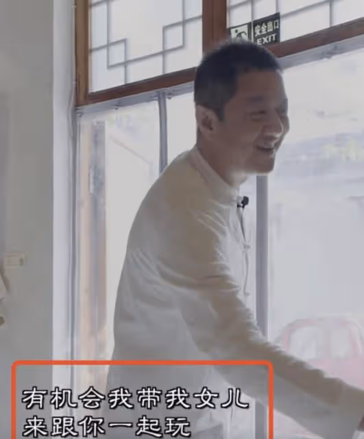 李亞鵬小女兒正面照曝光，軟萌可愛像爸爸，妻子被贊比王菲好看