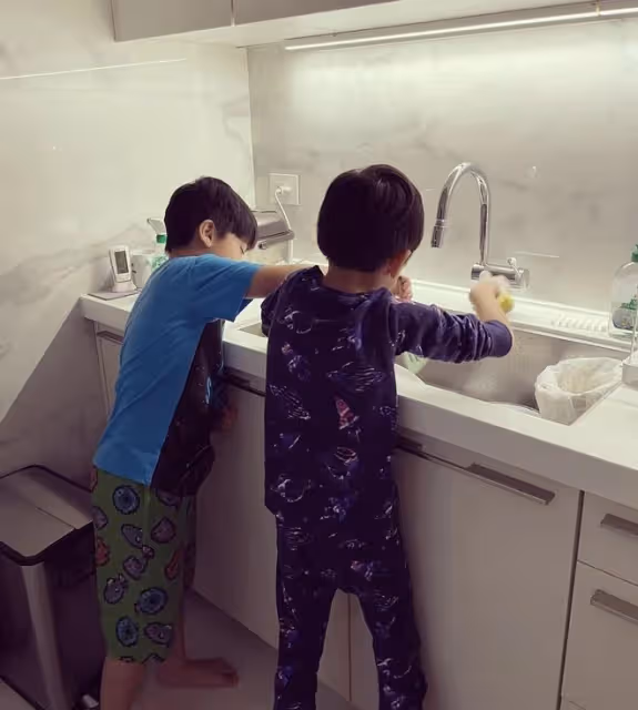 林志穎雙胞胎兒子7歲生日，陳若儀曬近照，兄弟倆一胖一瘦相差大