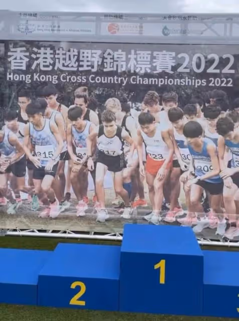 67歲周潤發參加越野跑，不到一小時跑完10公里，身材健碩老當益壯