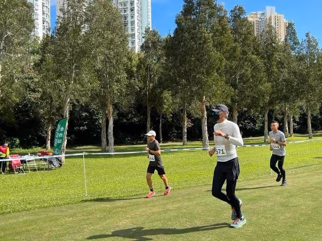 67歲周潤發參加越野跑，不到一小時跑完10公里，身材健碩老當益壯
