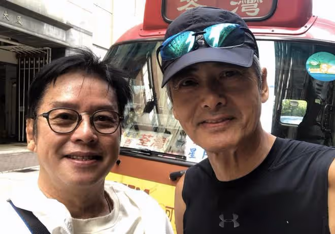 67歲周潤發參加越野跑，不到一小時跑完10公里，身材健碩老當益壯