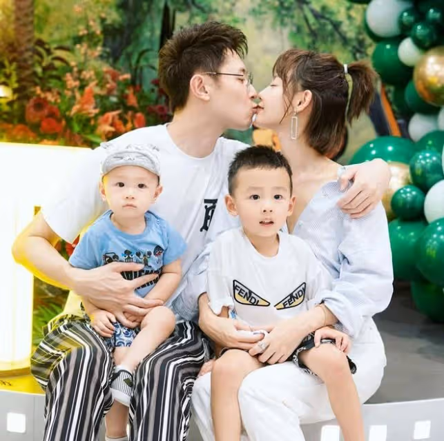 邵晴坐在法拉利里跳手指舞，疑否認插足張嘉倪婚姻，稱會拿出證據