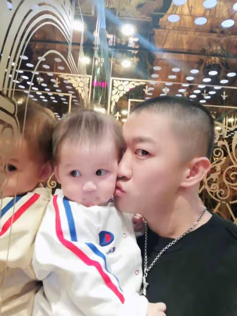 曹雲金前妻唐菀曬母女穿親子裝，女兒靈動可愛，和爸爸如複製粘貼