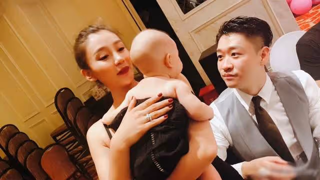 曹雲金前妻唐菀曬母女穿親子裝，女兒靈動可愛，和爸爸如複製粘貼