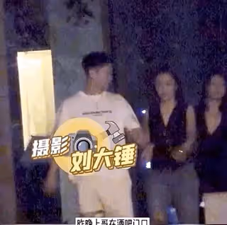 曹雲金前妻唐菀曬母女穿親子裝，女兒靈動可愛，和爸爸如複製粘貼