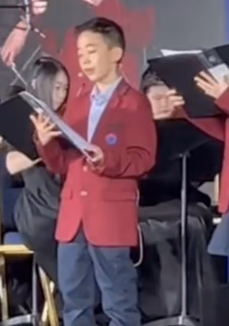 9歲Jasper學校演出畫面曝光，唱歌時搖頭晃腦，把校服穿出嘻哈感