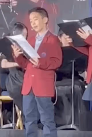 9歲Jasper學校演出畫面曝光，唱歌時搖頭晃腦，把校服穿出嘻哈感