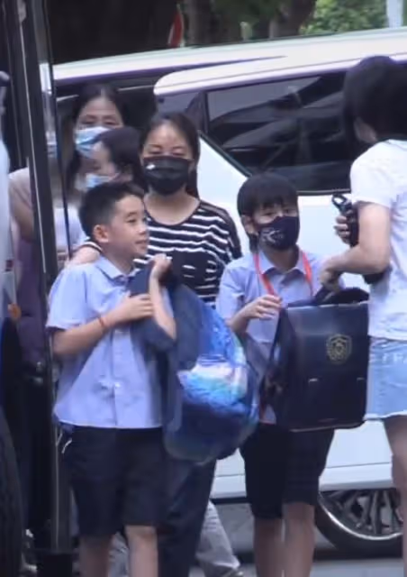 9歲Jasper學校演出畫面曝光，唱歌時搖頭晃腦，把校服穿出嘻哈感