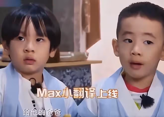 9歲Jasper學校演出畫面曝光，唱歌時搖頭晃腦，把校服穿出嘻哈感