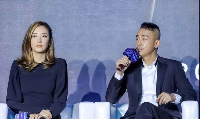 9歲Jasper學校演出畫面曝光，唱歌時搖頭晃腦，把校服穿出嘻哈感