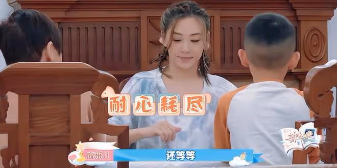 9歲Jasper學校演出畫面曝光，唱歌時搖頭晃腦，把校服穿出嘻哈感