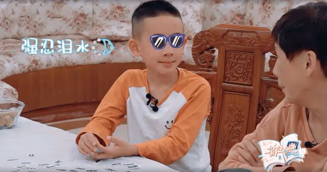 9歲Jasper學校演出畫面曝光，唱歌時搖頭晃腦，把校服穿出嘻哈感