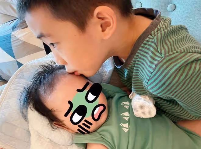 9歲Jasper學校演出畫面曝光，唱歌時搖頭晃腦，把校服穿出嘻哈感