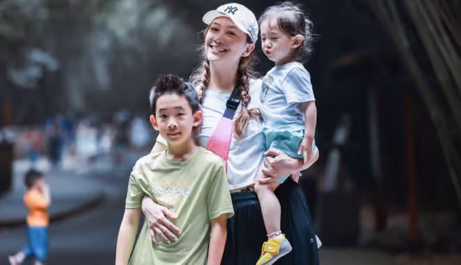 9歲Jasper學校演出畫面曝光，唱歌時搖頭晃腦，把校服穿出嘻哈感