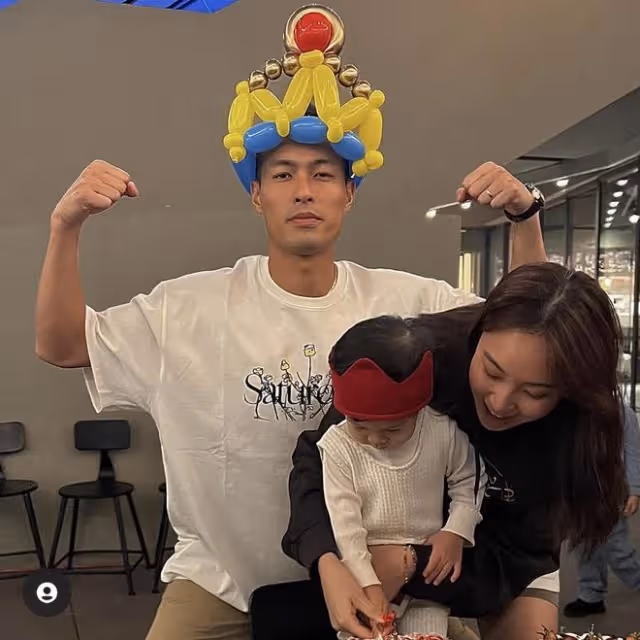 楊祐寧曬全家福為2歲女兒慶生，玩得比孩子開心，女兒罕見露正臉