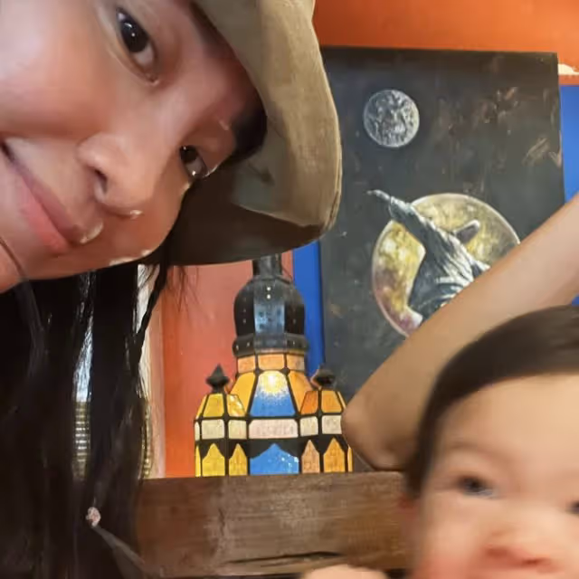 楊祐寧曬全家福為2歲女兒慶生，玩得比孩子開心，女兒罕見露正臉