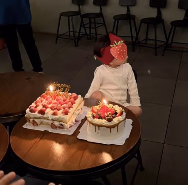 楊祐寧曬全家福為2歲女兒慶生，玩得比孩子開心，女兒罕見露正臉