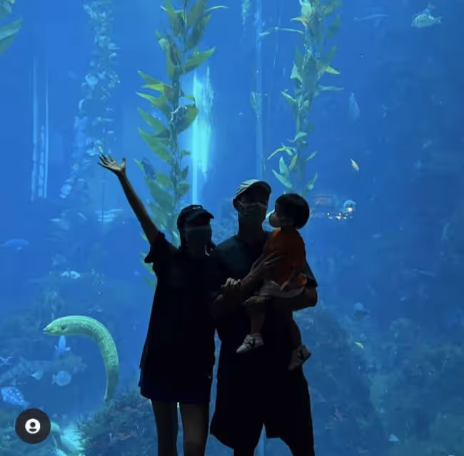 楊祐寧曬全家福為2歲女兒慶生，玩得比孩子開心，女兒罕見露正臉
