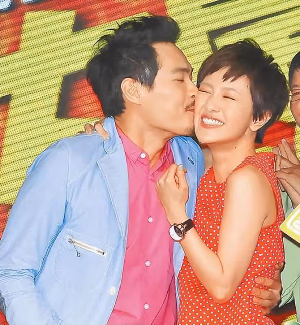 楊祐寧曬全家福為2歲女兒慶生，玩得比孩子開心，女兒罕見露正臉
