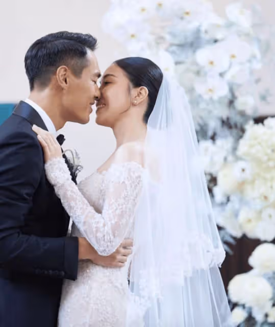 楊祐寧曬全家福為2歲女兒慶生，玩得比孩子開心，女兒罕見露正臉