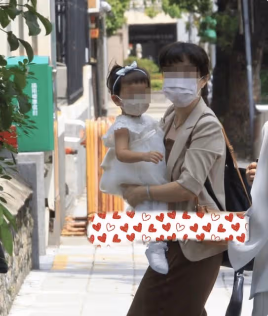 楊祐寧曬全家福為2歲女兒慶生，玩得比孩子開心，女兒罕見露正臉