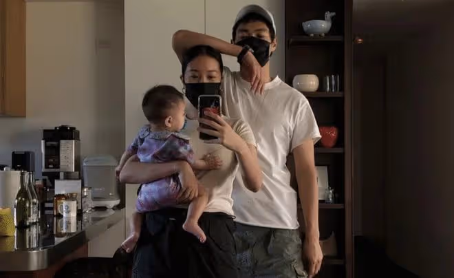 楊祐寧曬全家福為2歲女兒慶生，玩得比孩子開心，女兒罕見露正臉