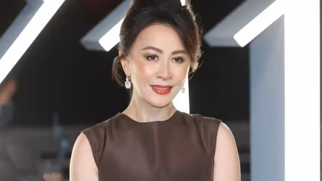 56歲劉嘉玲現身時尚宴會，穿素色禮服顯優雅，臉蛋緋紅白皙似少女