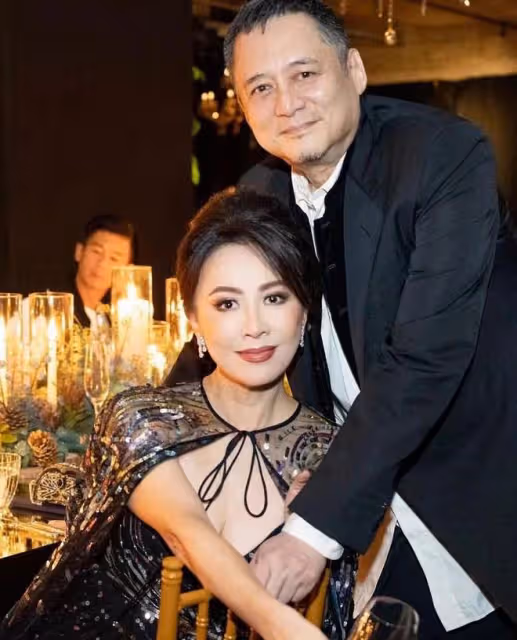 56歲劉嘉玲現身時尚宴會，穿素色禮服顯優雅，臉蛋緋紅白皙似少女