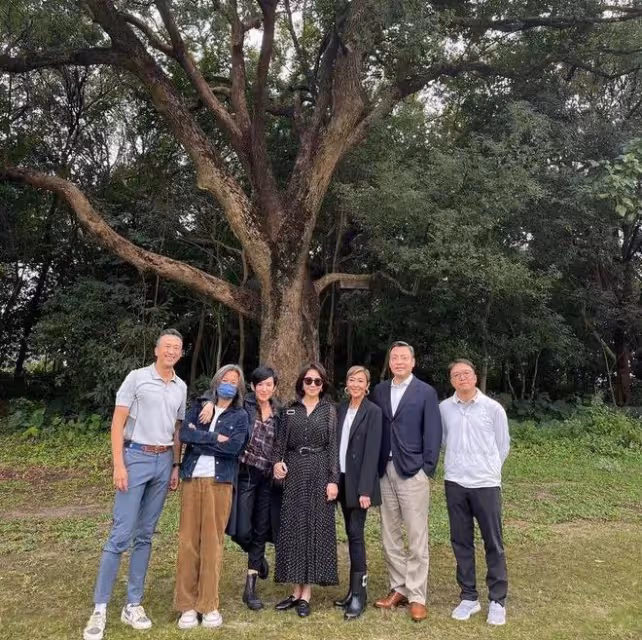 56歲劉嘉玲現身時尚宴會，穿素色禮服顯優雅，臉蛋緋紅白皙似少女