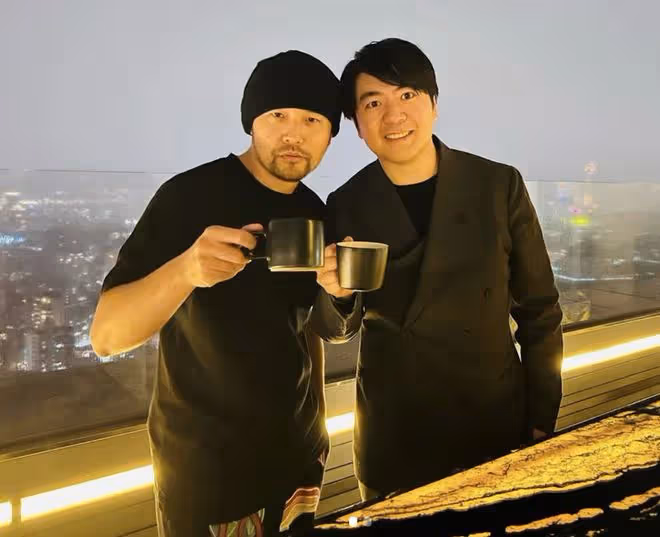 周杰倫曬與郎朗聚會照，在豪宅天台碰杯，郎朗教羅密歐彈琴好有愛