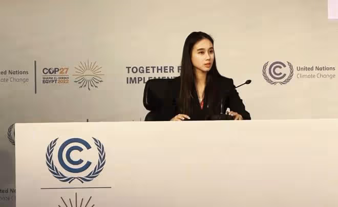 23歲何超欣現身時裝秀，穿著成熟大秀身材，長發飄逸盡顯優雅知性