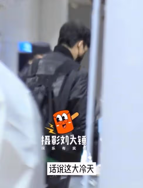 39歲大張偉與妻子劉迎罕見同框，穿著單薄不怕冷，有說有笑好溫馨