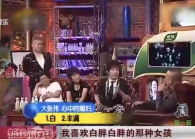 39歲大張偉與妻子劉迎罕見同框，穿著單薄不怕冷，有說有笑好溫馨