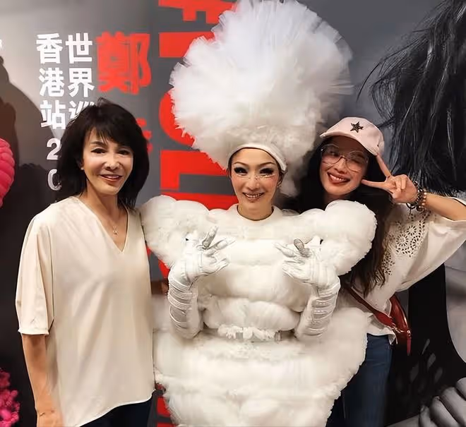 鄭秀文曬與影后張艾嘉聚會照，舒淇馮德倫恩愛現身，二人互動好甜