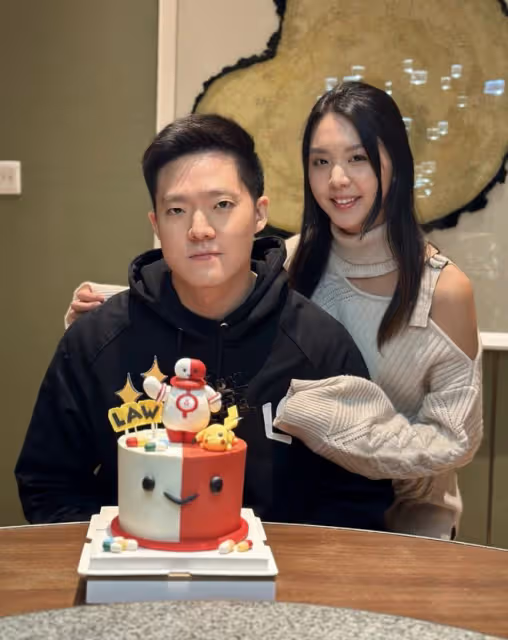 何猷君表哥王厚傑曬慶生照，攜女友出鏡，女方五官大氣像奚夢瑤