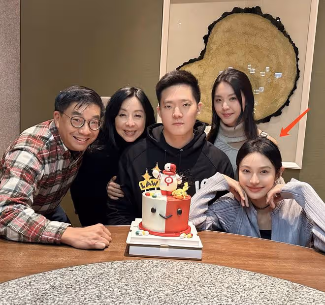 何猷君表哥王厚傑曬慶生照，攜女友出鏡，女方五官大氣像奚夢瑤