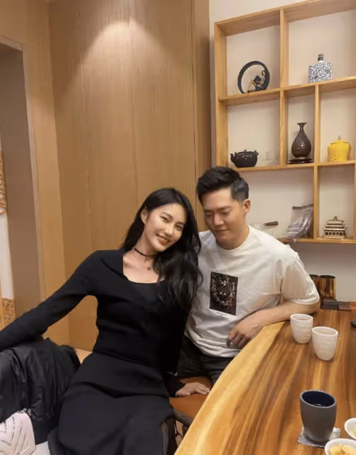 何猷君表哥王厚傑曬慶生照，攜女友出鏡，女方五官大氣像奚夢瑤
