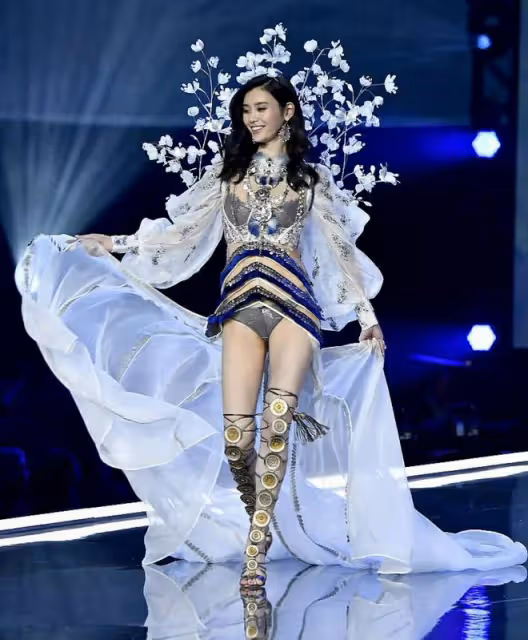 何猷君表哥王厚傑曬慶生照，攜女友出鏡，女方五官大氣像奚夢瑤