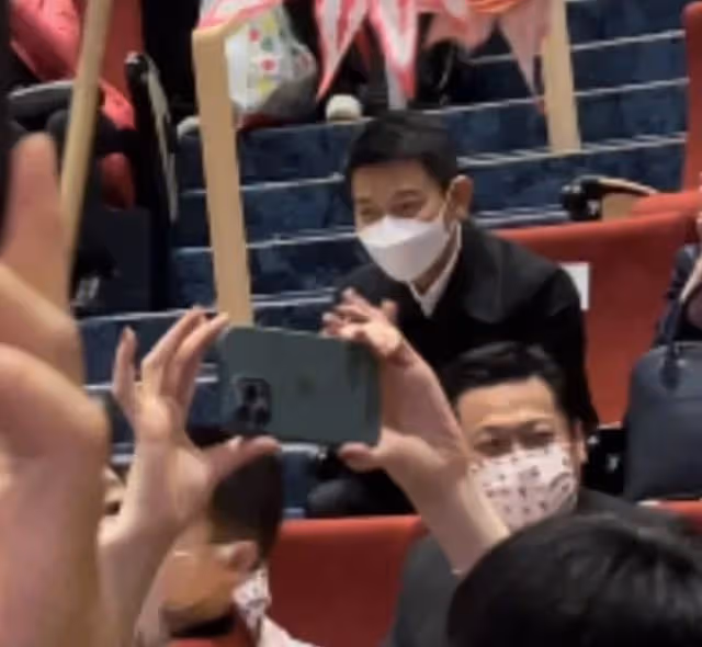 61歲劉德華看女兒學校演出，穿搭時髦狀態年輕，和朱麗倩恩愛同行