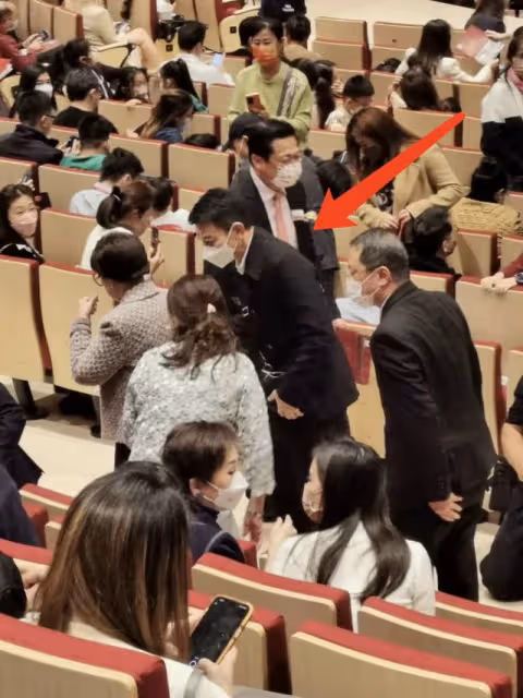 61歲劉德華看女兒學校演出，穿搭時髦狀態年輕，和朱麗倩恩愛同行