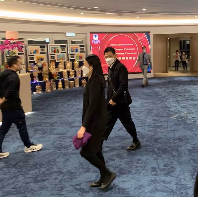 61歲劉德華看女兒學校演出，穿搭時髦狀態年輕，和朱麗倩恩愛同行