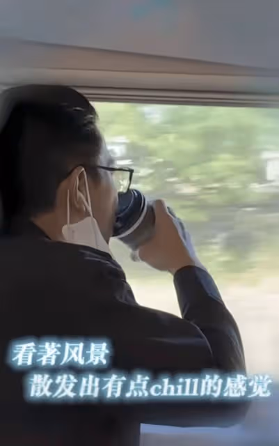 61歲劉德華看女兒學校演出，穿搭時髦狀態年輕，和朱麗倩恩愛同行