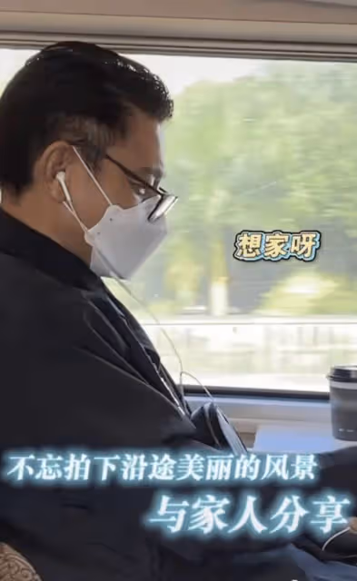 61歲劉德華看女兒學校演出，穿搭時髦狀態年輕，和朱麗倩恩愛同行
