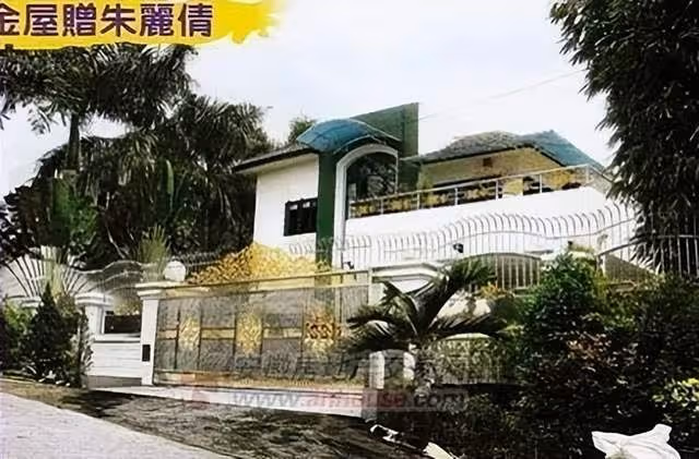 61歲劉德華看女兒學校演出，穿搭時髦狀態年輕，和朱麗倩恩愛同行